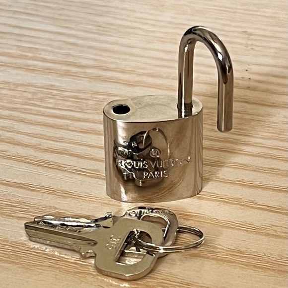 LV Silver-tone lock & keys(2) #315 - Picture 4 of 7